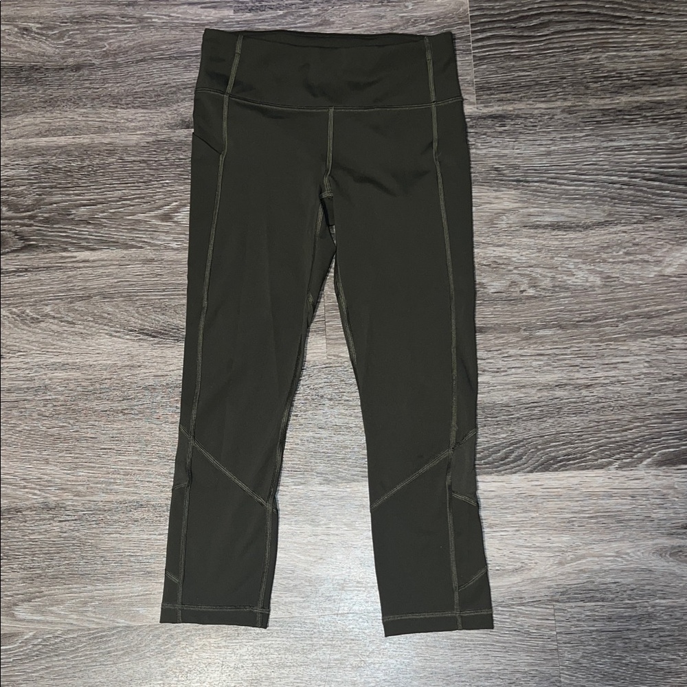 Lululemon Dark Green Capri Leggings with Multiple Pockets!! Size 4